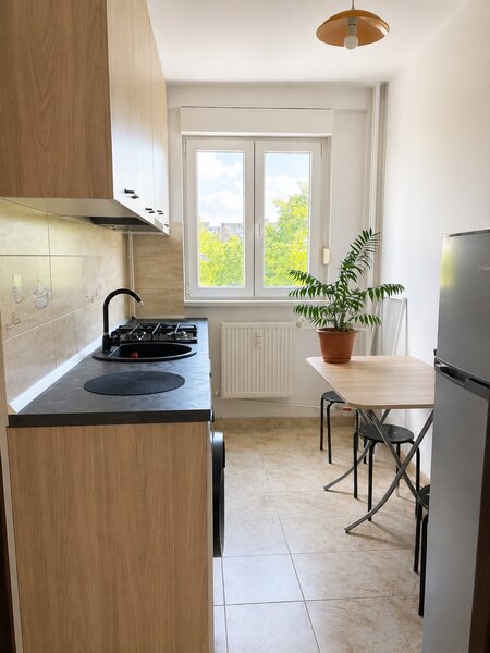 Romancerilor, 2 minute metrou, 2 camere, etaj 5/10.