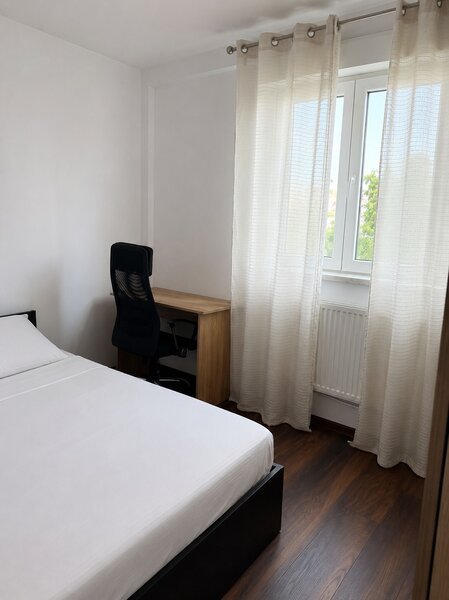 Romancerilor, 2 minute metrou, 2 camere, etaj 5/10.