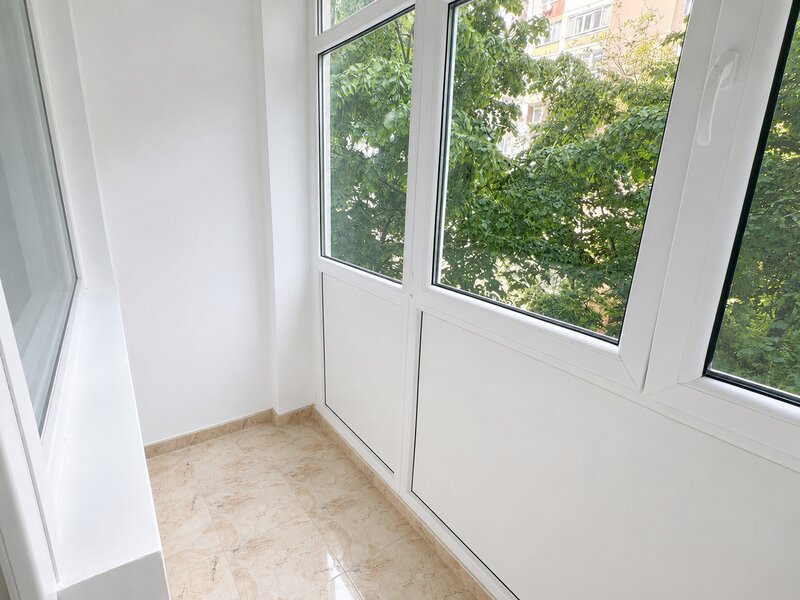Romancerilor, 2 minute metrou, 2 camere, etaj 5/10.