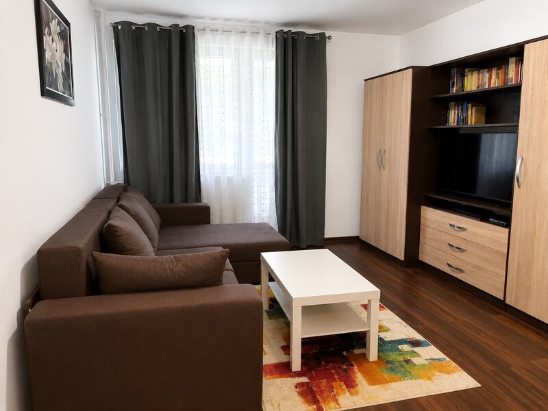 Romancerilor, 2 minute metrou, 2 camere, etaj 5/10.